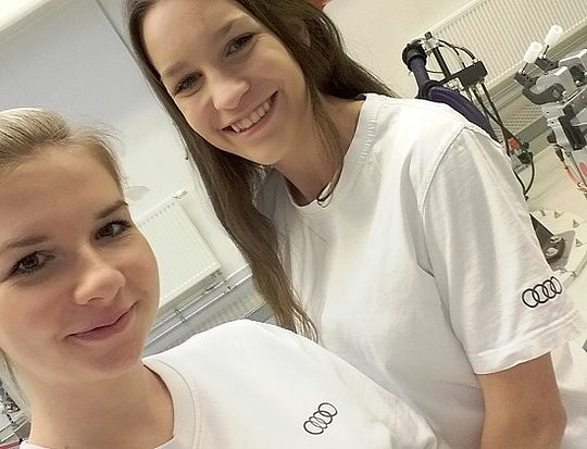 Jasmin und Sina in ihrem Ausbildungsbetrieb.