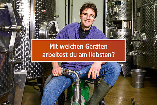 Text-Logo: Mit welchen Geräten arbeitest du am liebsten? Bild: Ein junger Mann mit Jeans und Gummistiefeln sitzt auf einer Pumpe vor großen Metalltanks