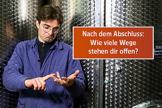 Text-Logo: Nach dem Abschluss: Wie viele Wege stehen dir offen? Bild: Ein junger Mann steht vor Metalltanks und zählt mit prüfendem Gesichtsausdruck die Finger einer Hand ab.  