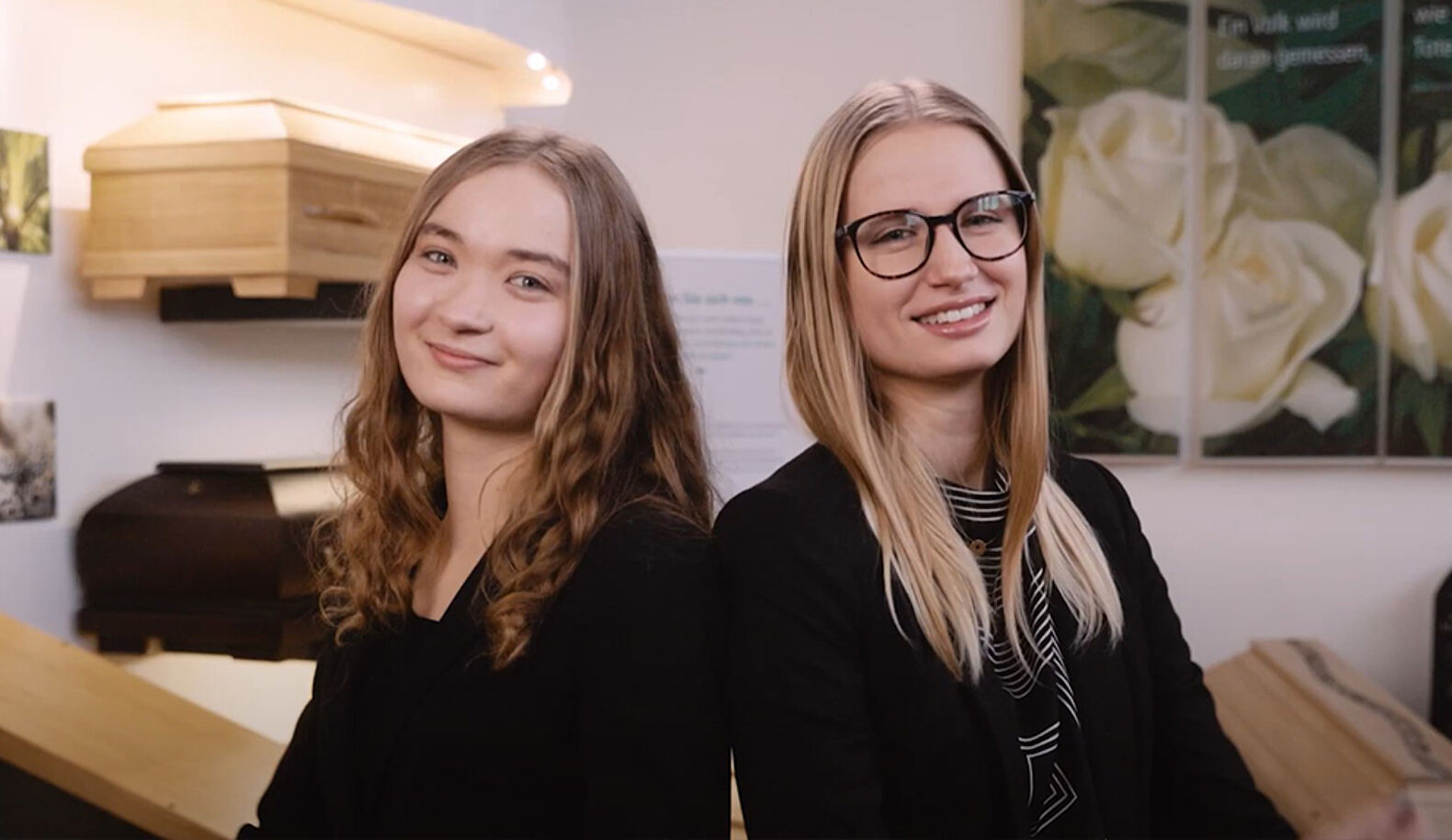 Im Video erzählen Hanna und Lea von ihren Aufgaben in der Ausbildung zur Bestattungsfachkraft.