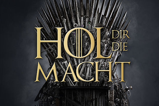 Motiv: Viele Schwerter ragen in den Himmel, düstere Stimmung. Logo / Kampagnenbild: „Hol Dir die Macht!“