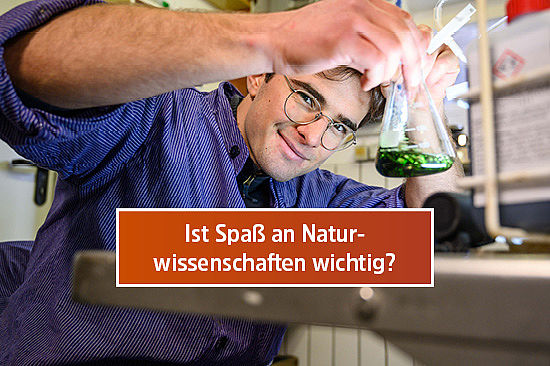 Text-Logo: Ist Spaß an Naturwissenschaften wichtig? Bild: Ein junger Mann in blauem Arbeitskittel schaut lächelnd auf ein Reagenzglas mit einer grünen Flüssigkeit.