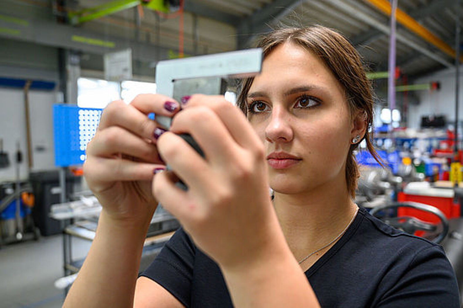 Carmen misst ein Werkstück.