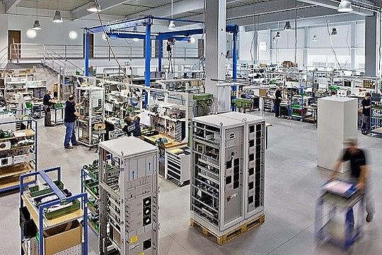 Blick in eine Produktionshalle.
