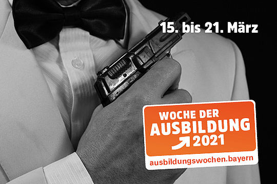 Foto von einem Mann im James-Bond-Look. Logo: „Woche der Ausbildung 2021“.