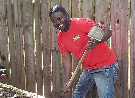 Azubi Badu Ba bei der Arbeit in der Gärtnerei.
