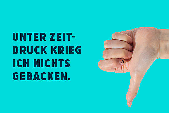 Hand in "Daumen runter"-Haltung. Zeile: Unter Zeitdruck krieg ich nichts gebacken. 