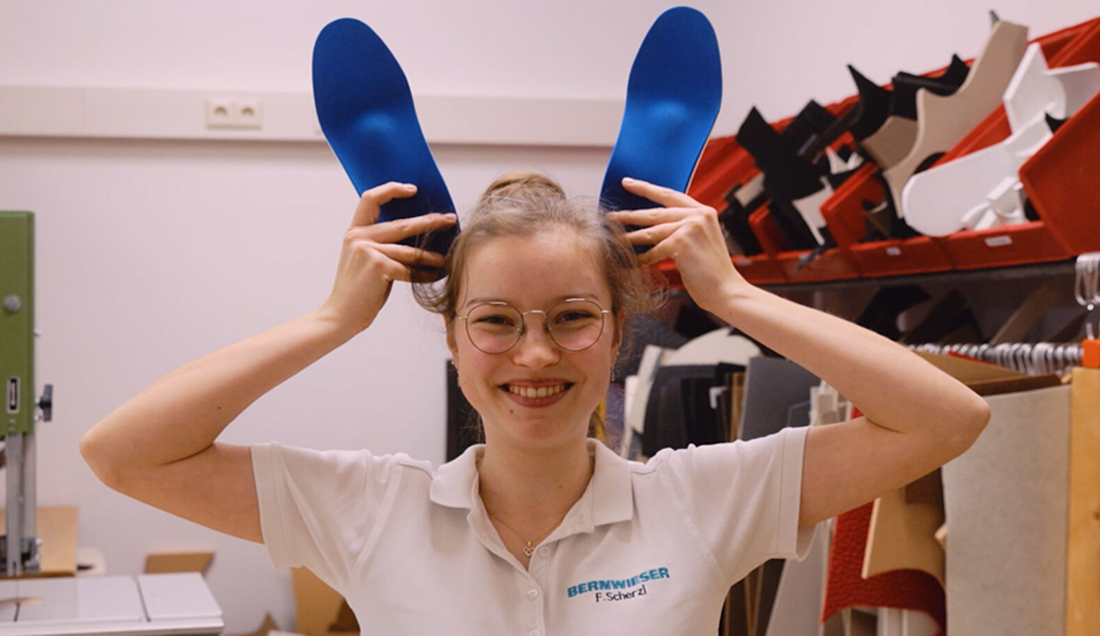 Felicitas macht die Ausbildung zur Orthopädieschuhmacherin. Im Video zeigt sie die einzelnen Arbeitsschritte genauer.