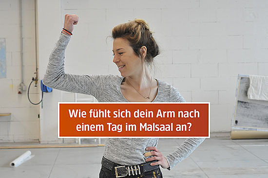 Textfeld mit Frage: „Wie fühlt sich dein Arm nach einem Tag im Malsaal an?“ Amelie hebt einen Arm und spannt die Muskeln an: „Alles easy!“