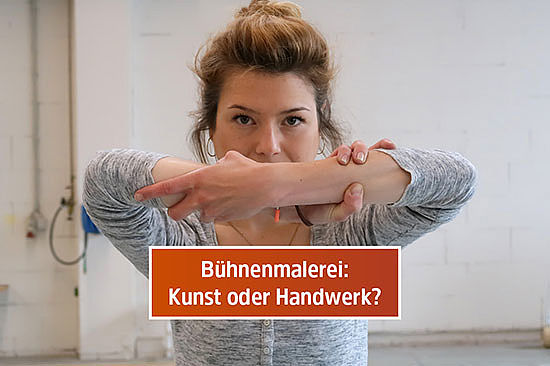 Textfeld mit Frage: „Bühnenmalerei: Kunst oder Handwerk?“ Amelie zeigt ihre Unterarme, die sie mit starkem Griff verschränkt: „Sowohl als auch!“
