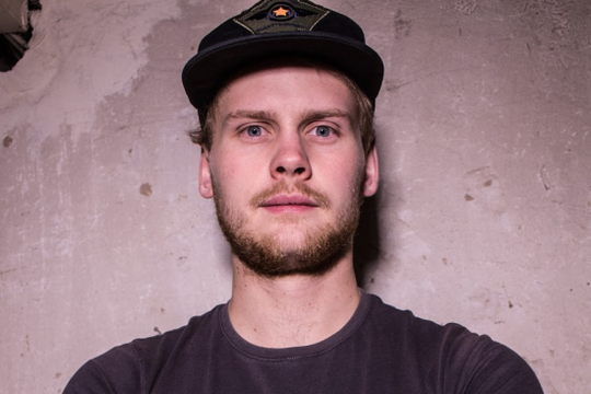 Auf dem Bild ist der gelernte Zimmerer und YouTuber Nerdy Timber zu sehen.