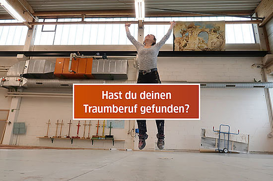 Textfeld mit Frage: „Hast du deinen Traumberuf gefunden?“ Amelie springt weit hoch und reißt die Arme nach oben.