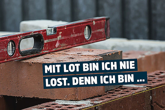 Foto: mehrere Ziegelsteine, säuberlich zu Mauer gesetzt. Text: „Mit Lot bin ich nie lost. Denn ich bin ...“