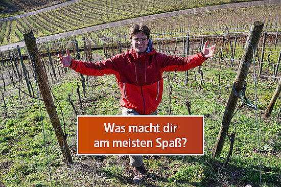 Text-Logo: Was macht dir am meisten Spaß? Bild: Ein junger Mann steht an einem steilen Weinhang, breitet die Arme aus und strahlt über das ganze Gesicht.  