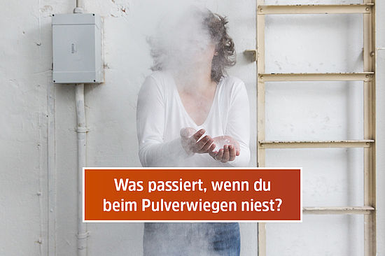 Motiv: Elena verschwindet fast hinter einer Staubwolke. Frage: „Was passiert, wenn du beim Pulverwiegen niest?“