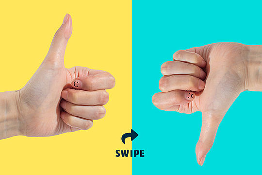 Eine Hand in “Daumen hoch”-Haltung, auf einen Fingernagel ein lachender Smiley. Daneben eine Hand in “Daumen runter”-Haltung, auf einem Fingernagel ein trauriger Smiley. Zeile: Swipe, mit Pfeil nach rechts.