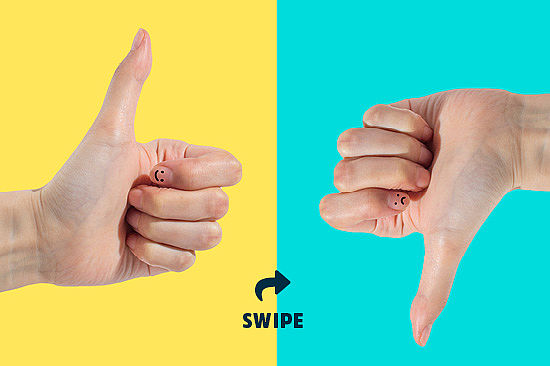 Eine Hand in "Daumen hoch"-Haltung, auf einem Fingernagel ein lachender Smiley. Daneben eine Hand in "Daumen runter"-Haltung, auf einem Fingernagel ein trauriger Smiley. Zeile: Swipe, mit Pfeil nach rechts.