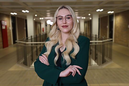 Lisa-Marie steht im Flur der Bundesagentur für Arbeit.