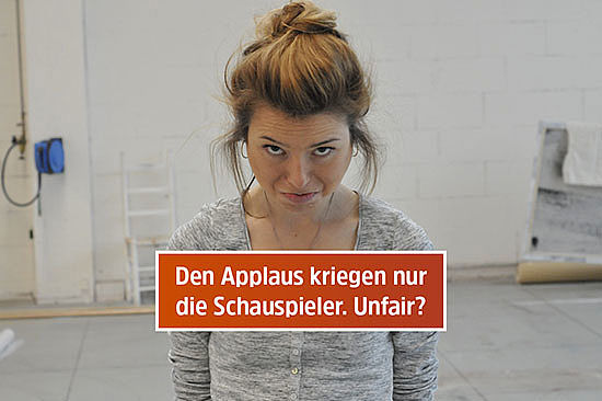 Textfeld mit Frage: „Den Applaus kriegen nur die Schauspieler: Unfair?“ Amelie guckt mit gespielt trauriger Miene von unten hoch zur Kamera.