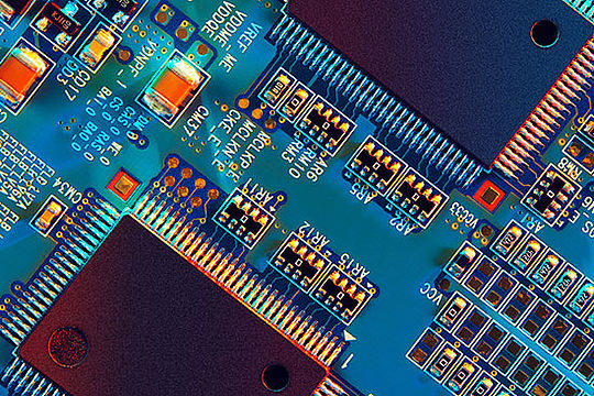 Nahaufnahme: die elektrischen Verschaltungen einer Computer-Festplatte.