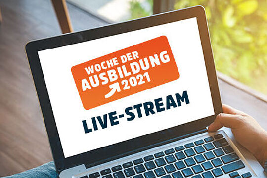 Ein Laptop, auf dem ein Livestream geöffnet ist.