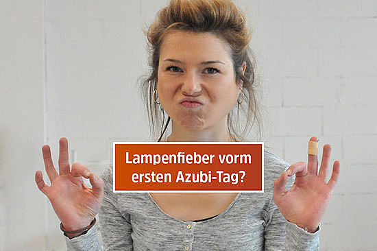 Textfeld mit Frage: „Lampenfieber vorm ersten Azubi-Tag?“ Amelie antwortet mit Gesten: nein, alles O.K.!