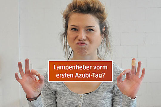 Textfeld mit Frage: „Bühnenmalerei: Kunst oder Handwerk?“ Antwort mit Gesten: junge Frau zeigt ihre Unterarme, die sie mit starkem Griff verschränkt.