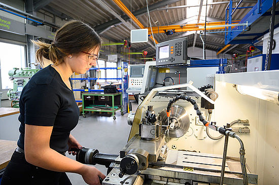 Carmen an einer Drehbank.  