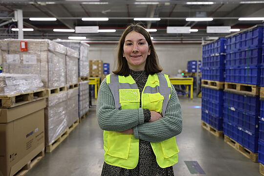 Sofia steht in einem Lager.