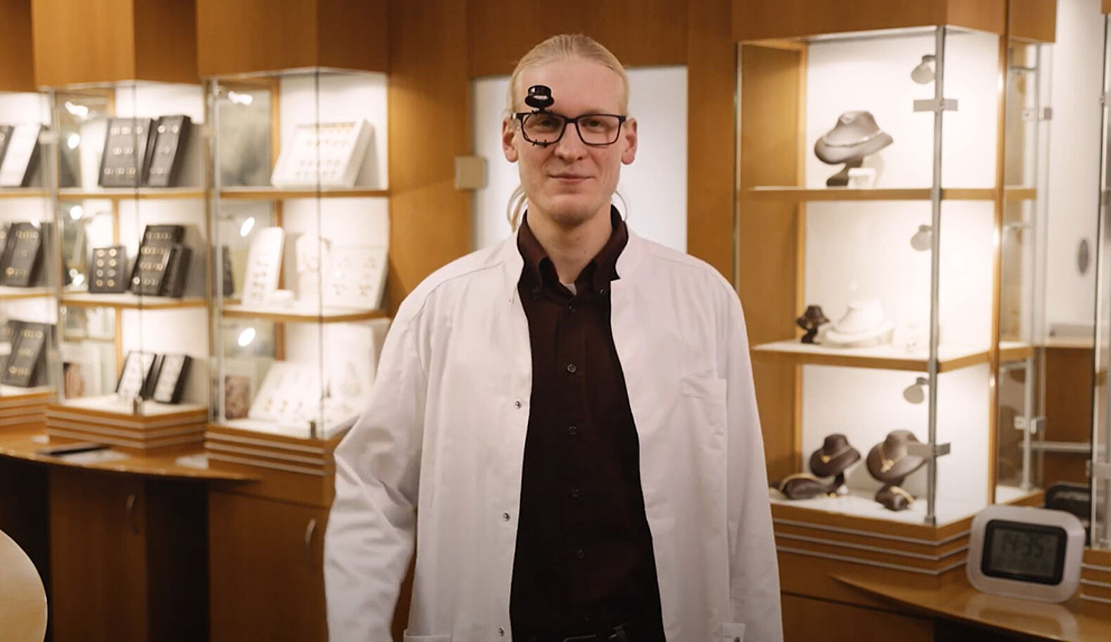 Was den Beruf des Edelsteinfassers so besonders macht, zeigt dir Fabian im Video.
