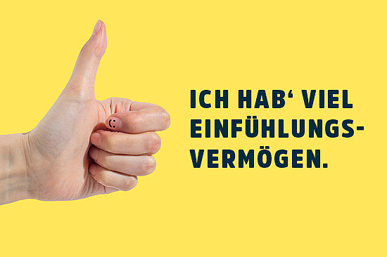 Hand in "Daumen hoch"-Haltung. Zeile: Ich hab’ viel Einfühlungsvermögen.
