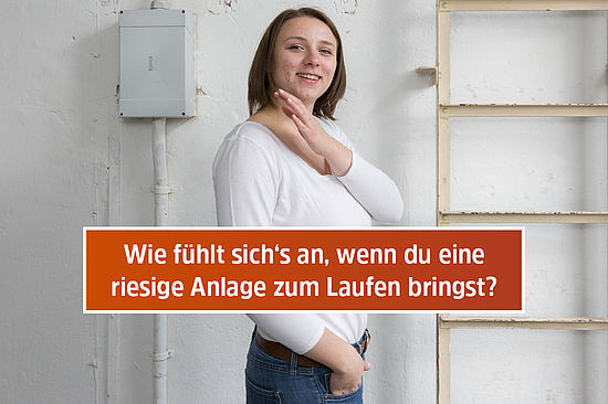 Motiv: Elena klopft sich lachend selbst auf die Schulter. Frage: „Wie fühlt sich’s an, wenn du eine riesige Anlage zum Laufen bringst?“