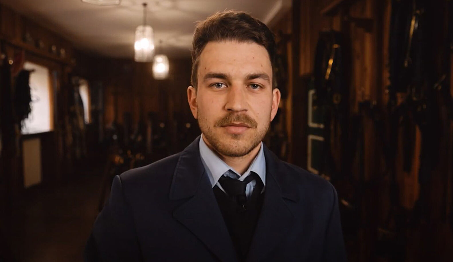 Benjamin absolviert die Ausbildung beim Haupt- und Landesgestüt Schwaiganger. Wie die Zuchtsaison dort abläuft, erklärt er im Video.