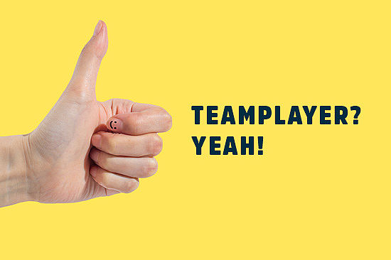 Hand in "Daumen hoch"-Haltung. Zeile: Teamplayer? Yeah! 