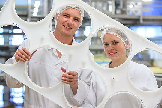 Porträtfoto: Theresa und Norbert in der Produktionshalle.