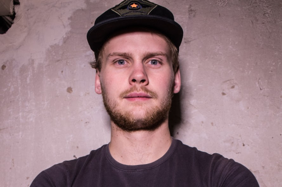 Auf dem Bild ist der gelernte Zimmerer und YouTuber Nerdy Timber zu sehen.