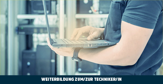 Ein Männeroberkörper von der Seite mit schwarzem T-Shirt. Eine Hand hält ein Laptop, die andere tippt auf der Tastatur. Im Hintergrund sind leicht unscharf technische Geräte zu erkennen.   