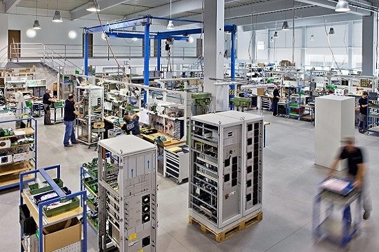 Blick in eine Produktionshalle. 
