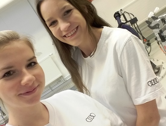 Jasmin und Sina in ihrem Ausbildungsbetrieb.
