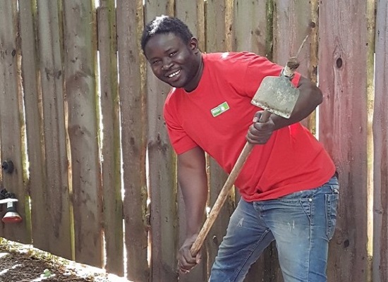 Azubi Badu Ba bei der Arbeit in der Gärtnerei.