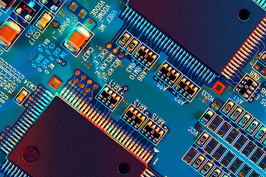 Nahaufnahme: die elektrischen Verschaltungen einer Computer-Festplatte.
