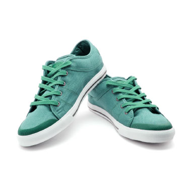 Ein mintgrünes Paar Sneaker: Der linke Sneaker liegt mit der hinteren Fußsohle auf dem zweiten Sneaker auf.